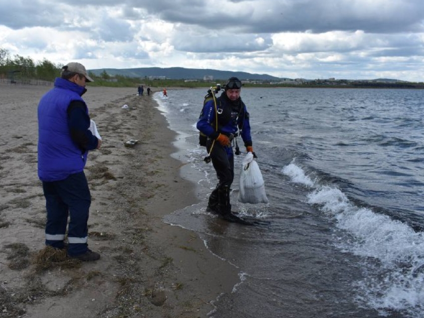Водолазная группа ГУ «Забайкалпожспас» очистили дно озера Кенон перед началом купального сезона
